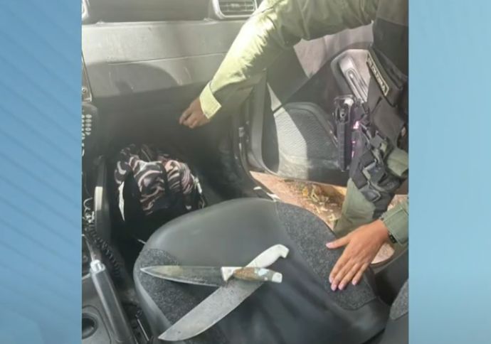 Passageiros s&atilde;o amea&ccedil;ados com facas durante assalto a &ocirc;nibus no Recife