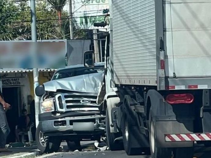 Acidente entre caminh&atilde;o e picape deixa tr&acirc;nsito lento no bairro de Mangabeiras  