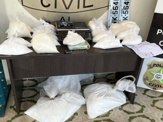 Pol&iacute;cia intercepta carro com mais de 40 kg de drogas em Arapiraca; opera&ccedil;&atilde;o &eacute; continuidade de a&ccedil;&atilde;o anterior