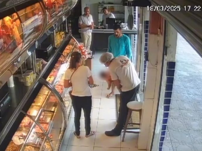 Bebê de 11 meses se engasga com plástico e é salvo por açougueiro