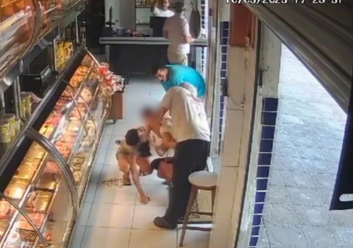 Bebê de 11 meses se engasga com plástico e é salvo por açougueiro