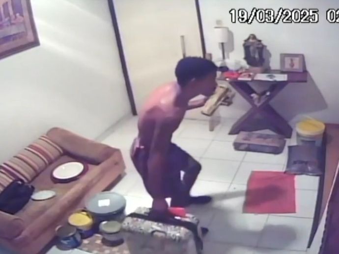 Homem invade e furta casa onde morava o percussionista Naná Vasconcelos