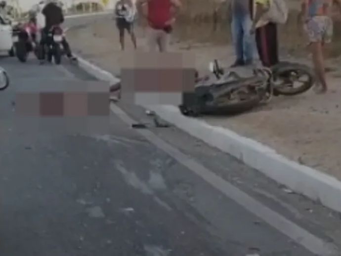 Mulher morre e marido fica ferido ap&oacute;s caminh&atilde;o atingir moto na Rota do Mar