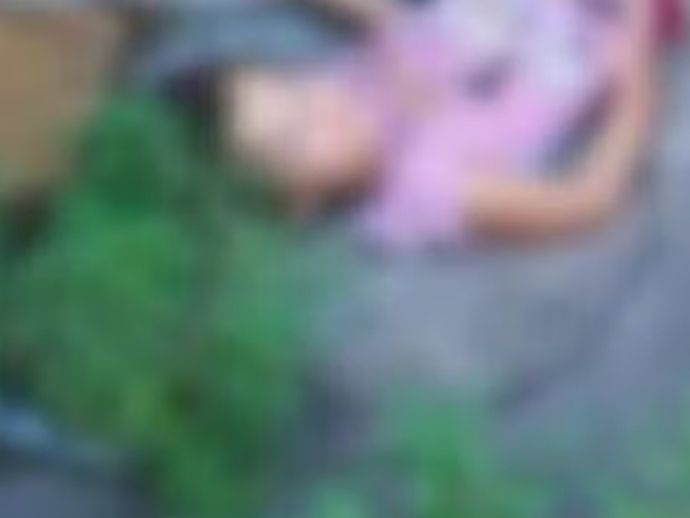 Criança de 4 anos é encontrada amarrada e com fome em quintal