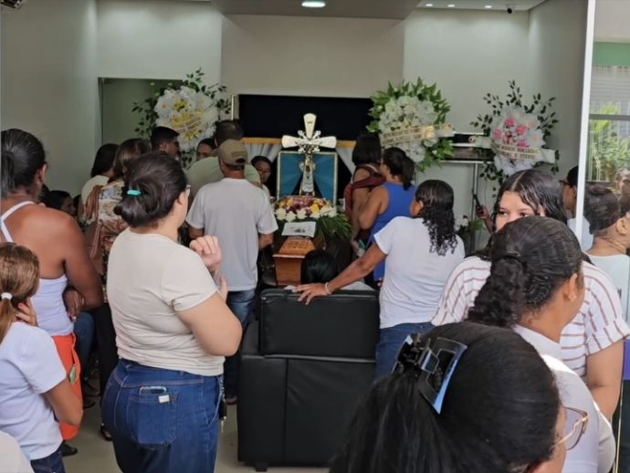 Ingrid Vitória é sepultada na cidade onde morava sob forte comoção de familiares, amigos e moradores