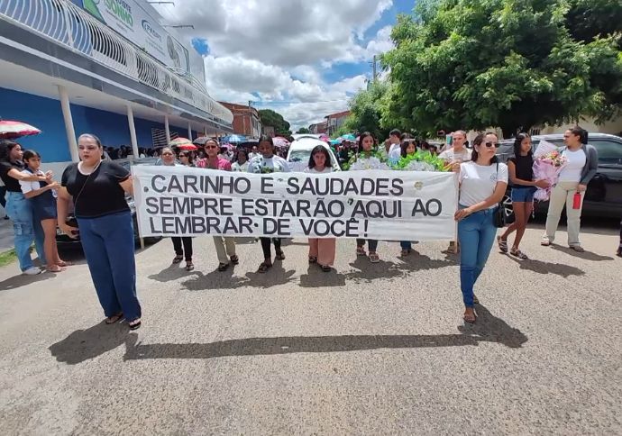 Ingrid Vitória é sepultada na cidade onde morava sob forte comoção de familiares, amigos e moradores