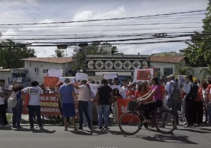 Estudantes de uma escola estadual em Boa Viagem protestam contra problemas enfrentados na institui&ccedil;&atilde;o