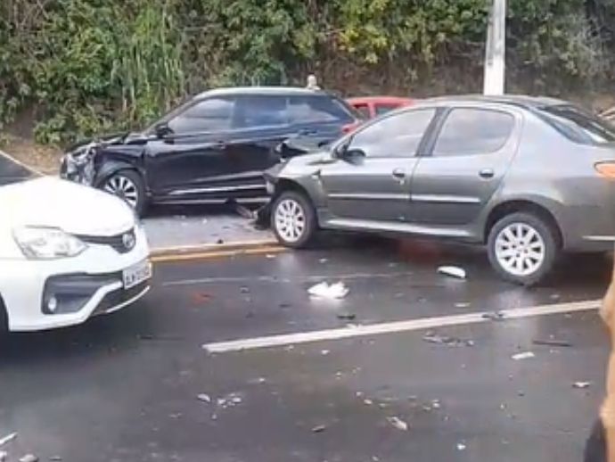 Colis&atilde;o entre cinco ve&iacute;culos deixa tr&acirc;nsito lento na Avenida Leste-Oeste