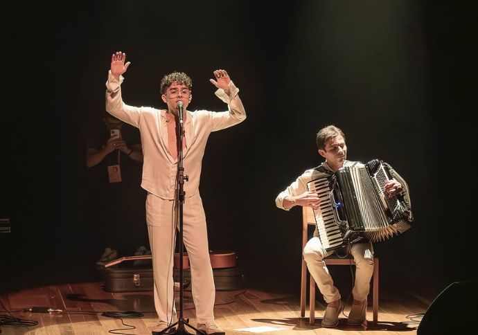 Sucesso nas redes sociais, Caike Souza est&aacute; produzindo seu primeiro &aacute;lbum