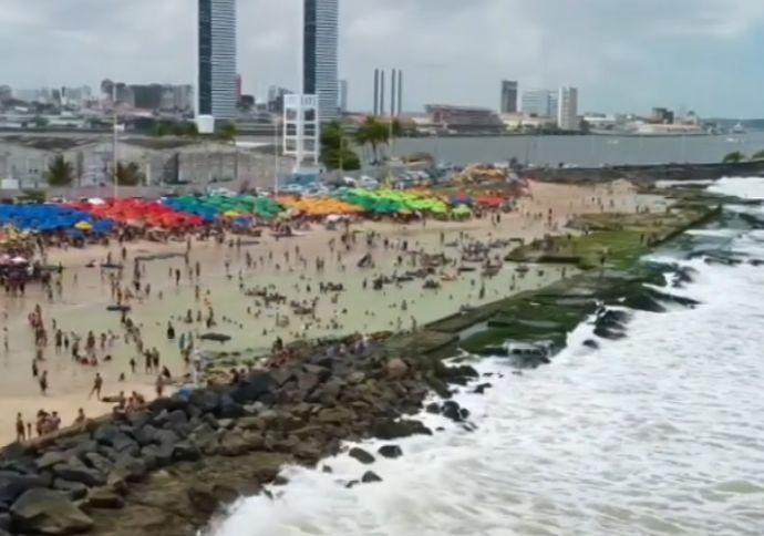 Banhistas reclamam da quantidade de garrafas de vidro dentro da Praia do Buraco da V&eacute;ia