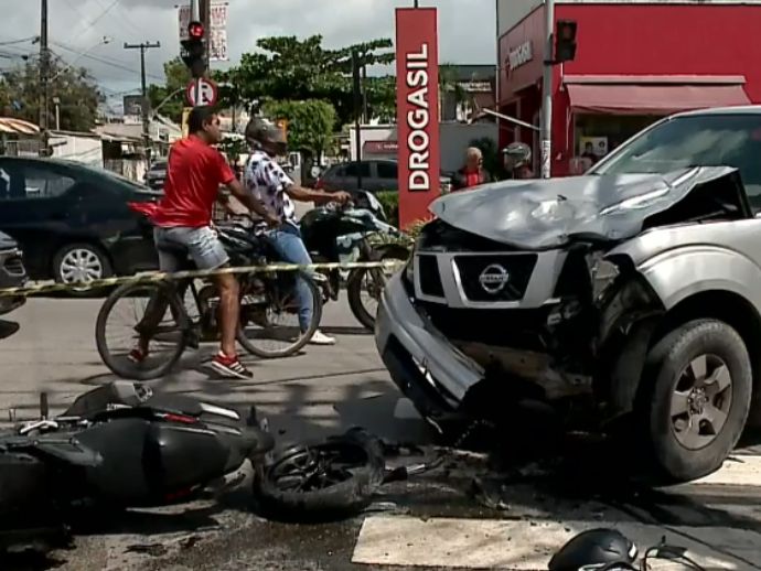 Motociclista morre ap&oacute;s colis&atilde;o com caminhonete no Cordeiro, no Recife