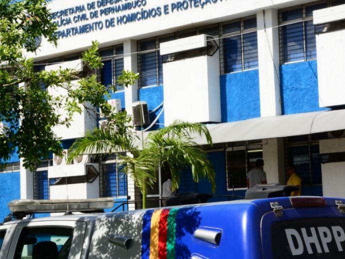 Mulher é morta a tiros em Olinda e filho de amiga é preso como suspeito