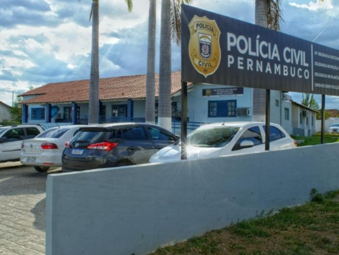 Homem morre após invadir delegacia, roubar arma e trocar tiros com a polícia em Serra Talhada