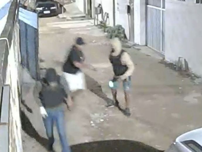 Quatro homens invadem casa e matam mulher a tiros