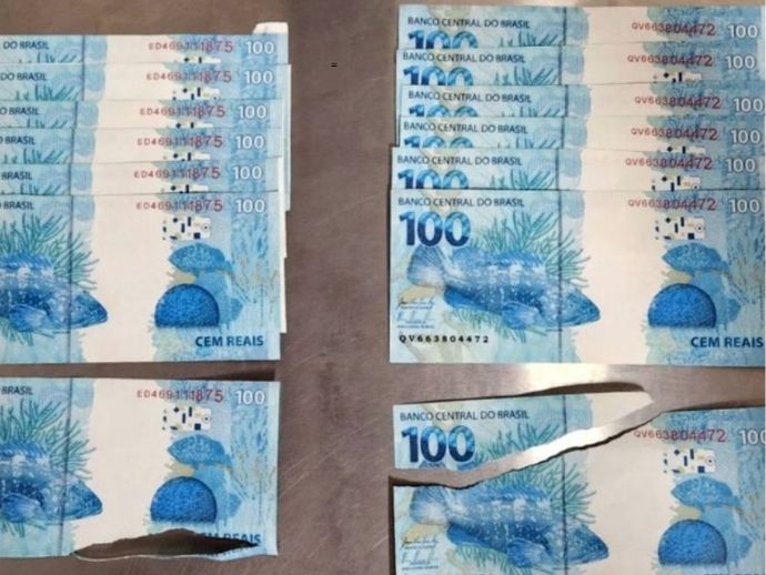 Mulher &eacute; presa com 28 notas falsas de R$ 100 no Recife