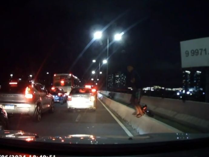 Ladrões aproveitam engarrafamento em viaduto para assaltar motorista no Recife