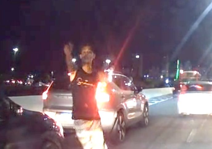 Ladrões aproveitam engarrafamento em viaduto para assaltar motorista no Recife