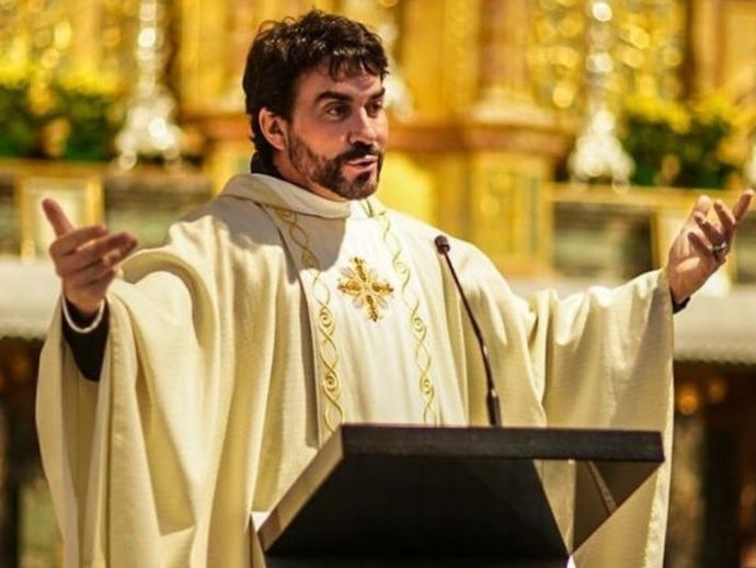 Alepe aprova T&iacute;tulo de Cidad&atilde;o Pernambucano para o Padre F&aacute;bio de Melo