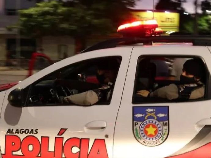 Homem &eacute; preso ap&oacute;s amea&ccedil;ar casal, danificar carro e tentar invadir resid&ecirc;ncia em Arapiraca
