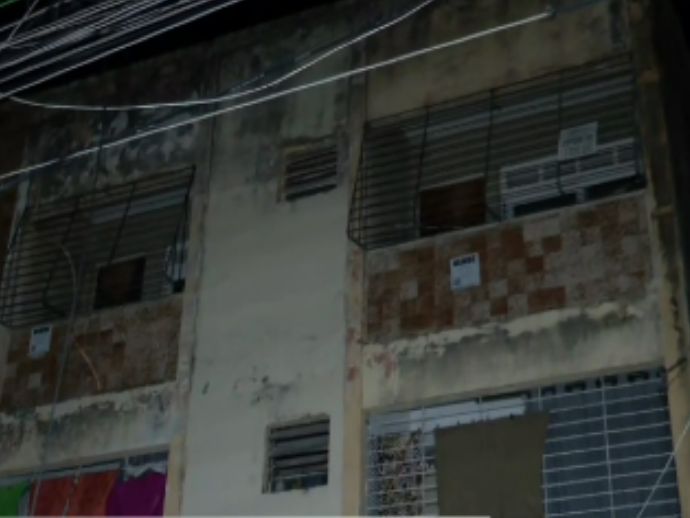 Pr&eacute;dio &eacute; interditado por risco de desabamento no bairro do Janga