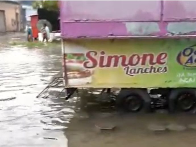 Duas pessoas morrem eletrocutadas em avenida alagada no Recife