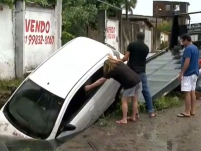Motorista de aplicativo e passageiras vivem momentos de terror ao cair com carro em canal alagado em Jaboat&atilde;o