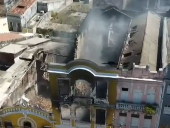 Defesa Civil interdita 13 im&oacute;veis ap&oacute;s inc&ecirc;ndio em galeria de lojas no Centro do Recife