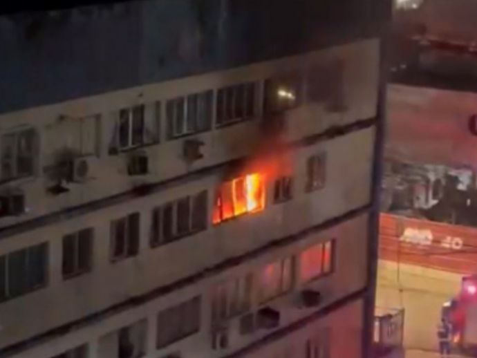 Incêndio atinge prédio na Avenida Rosa e Silva, no Recife