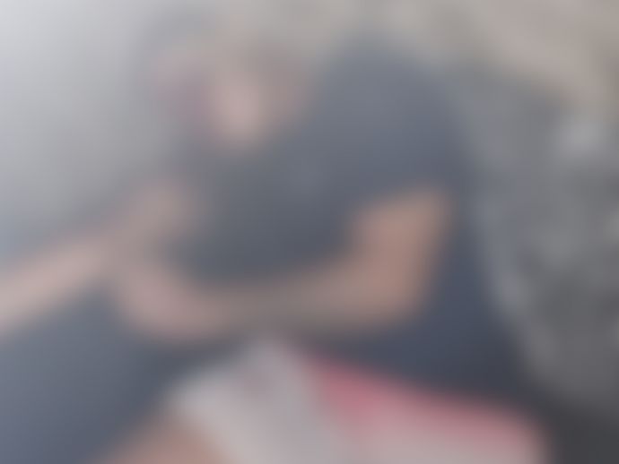 Jovem de 22 anos &eacute; morto a tiros no sof&aacute; de casa no Jacintinho 