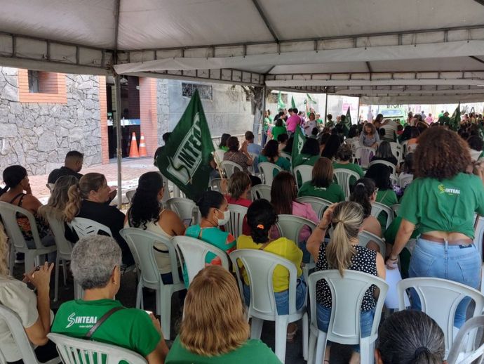 Greve da Educa&ccedil;&atilde;o em Macei&oacute; interdita rua no bairro do Jaragu&aacute;