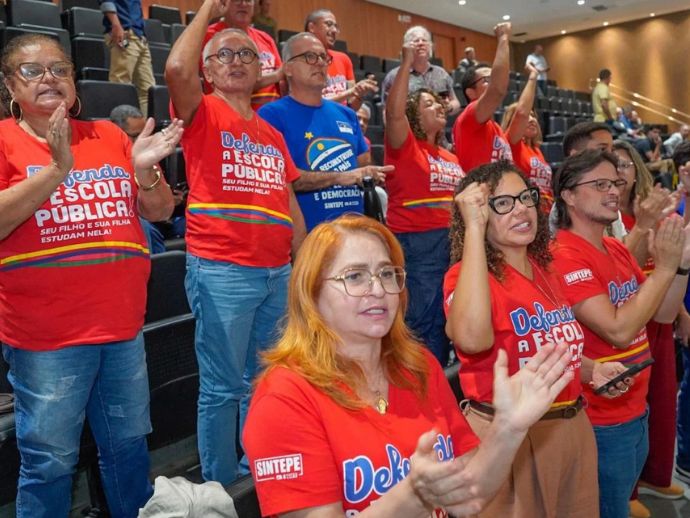 Professores de Pernambuco protestam na Alepe por vota&ccedil;&atilde;o de reajuste salarial