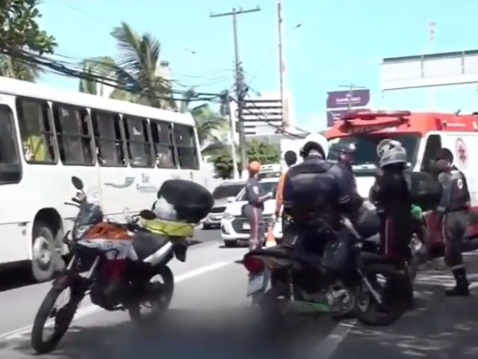 Gestante morre ap&oacute;s cair de moto e ser atropelada por caminh&atilde;o