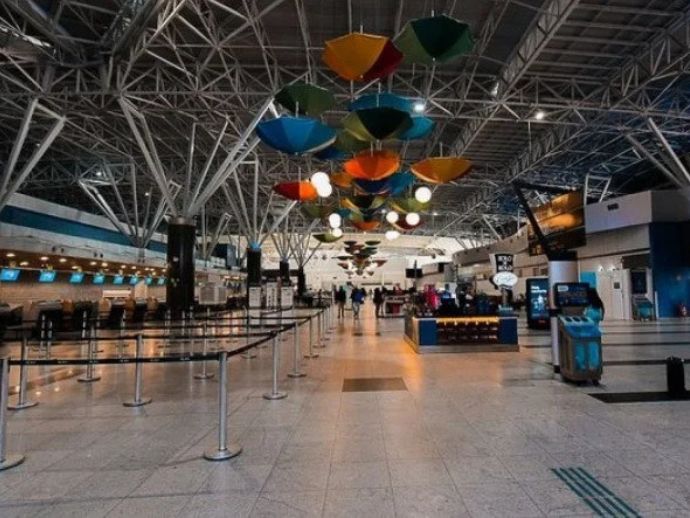 Tumulto no Aeroporto do Recife após cancelamento de voos para Fernando de Noronha