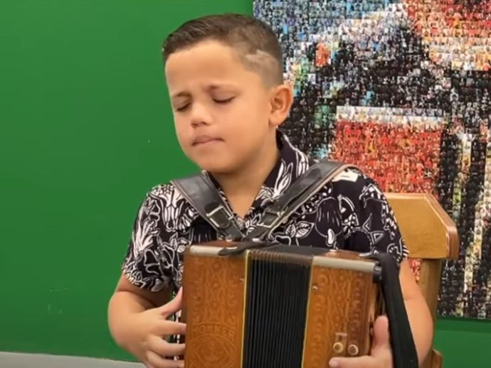 Sanfoneiro mirim mant&eacute;m tradi&ccedil;&atilde;o e amor pela sanfona de oito baixos