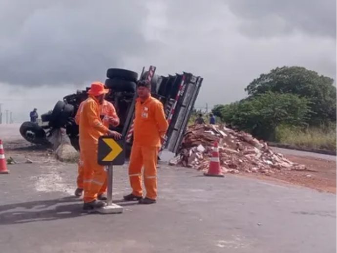 Caminh&atilde;o de carga tomba na rodovia AL 115