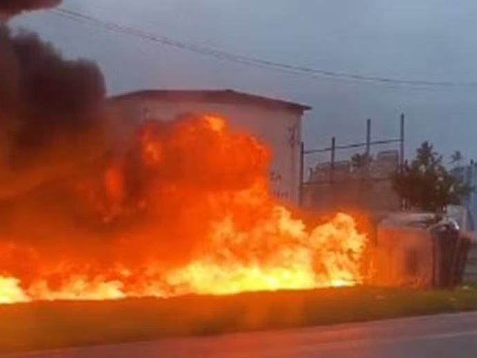 Carreta-tanque pega fogo na BR-101 em Igarassu e interdita pista sentido Jo&atilde;o Pessoa