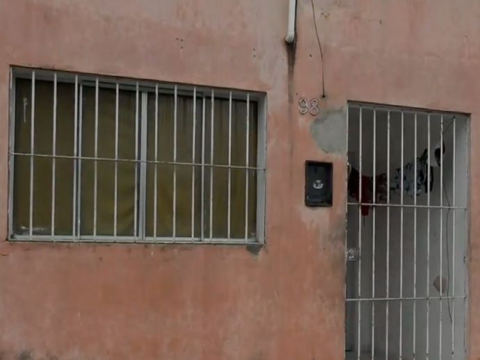 Briga por ci&uacute;mes termina com dois jovens esfaqueados dentro de casa em Paulista