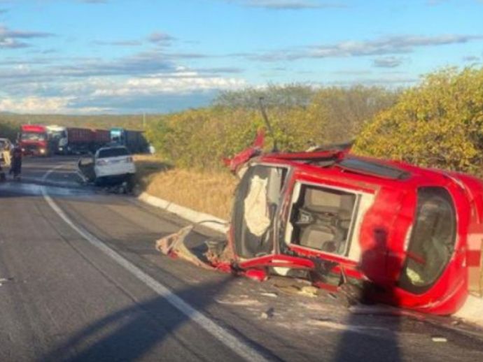 Colis&atilde;o frontal entre dois carros deixa cinco feridos em Serra Talhada