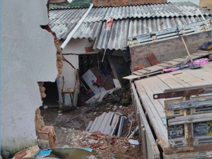 Caminh&atilde;o desgovernado atinge resid&ecirc;ncia em Olinda e assusta moradores