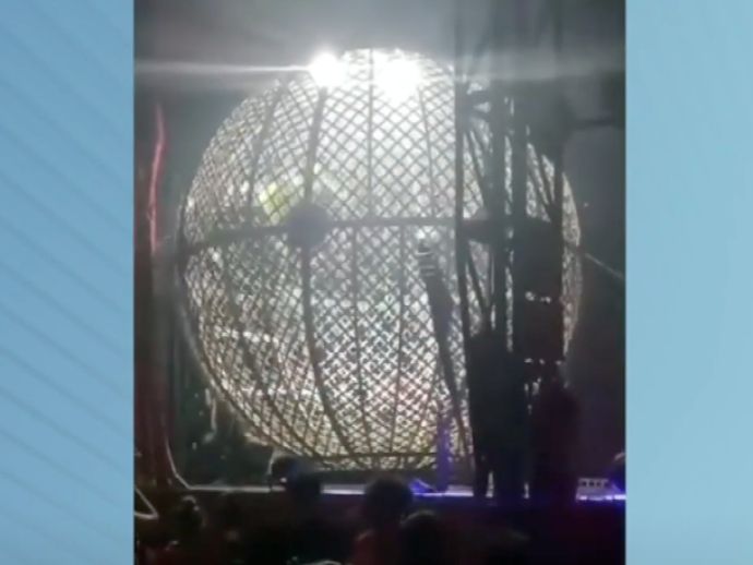 Acidente grave entre motociclistas durante apresenta&ccedil;&atilde;o no Globo da Morte assusta p&uacute;blico em circo de Itapissuma