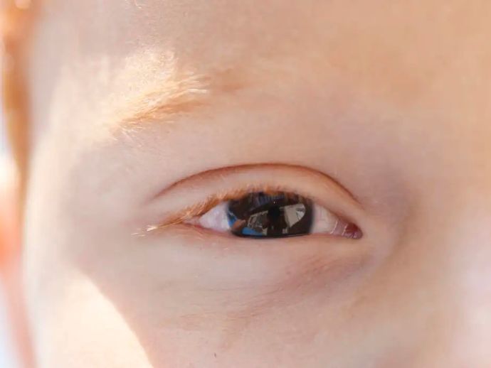 Cartilha sobre sa&uacute;de ocular na inf&acirc;ncia orienta pais e professores