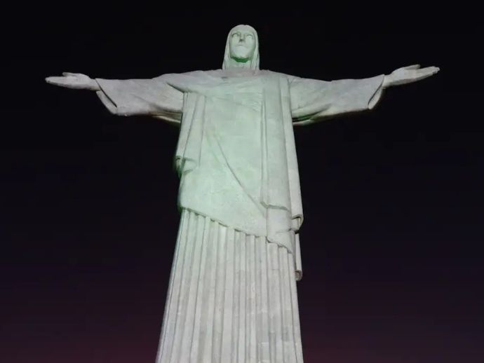 Viol&ecirc;ncia contra a mulher ter&aacute; hoje Cristo Redentor iluminado de lil&aacute;s