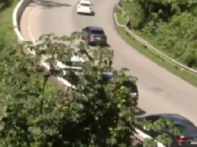 Motociclista morre ap&oacute;s ser baleado e cair de viaduto durante assalto no Curado
