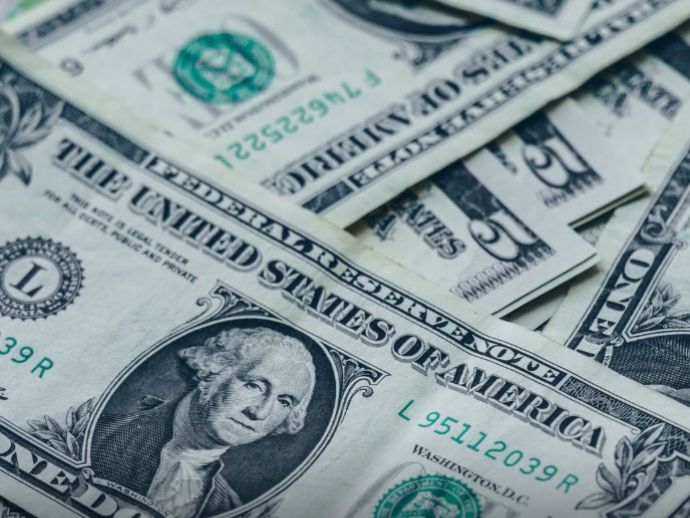 D&oacute;lar recua e Bolsa sobe ap&oacute;s divulga&ccedil;&atilde;o de dados de infla&ccedil;&atilde;o