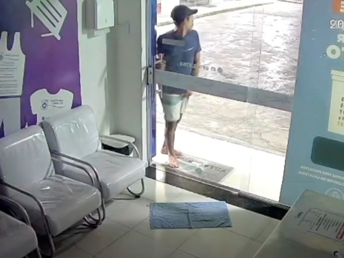 Criminoso arromba seis lojas em galeria de Jaboat&atilde;o e comerciantes cobram refor&ccedil;o na seguran&ccedil;a