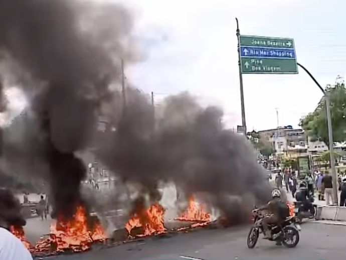 Protesto de carroceiros trava tr&acirc;nsito diversas vias do Recife