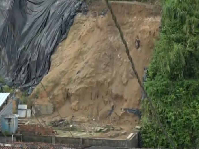 No Alto da Bondade, muro de arrimo cai e provoca o desabamento de uma casa