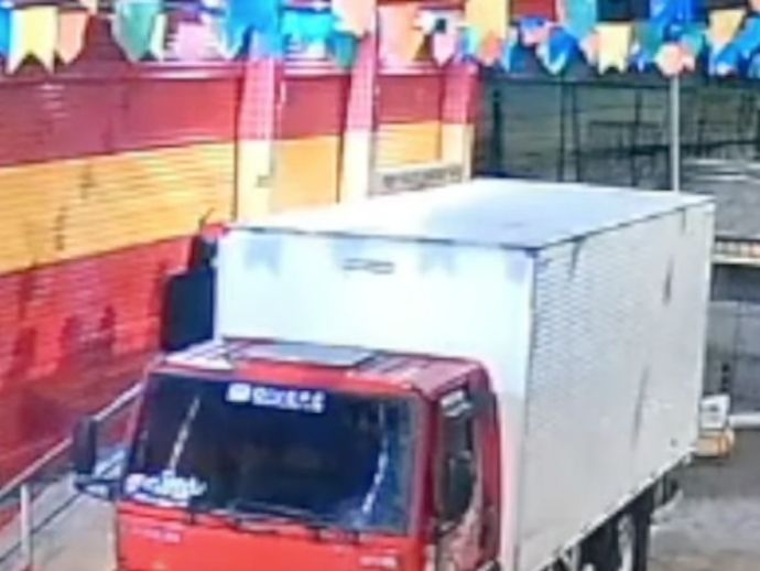 Quatro homens s&atilde;o presos ap&oacute;s assalto a mercadinho em Camaragibe