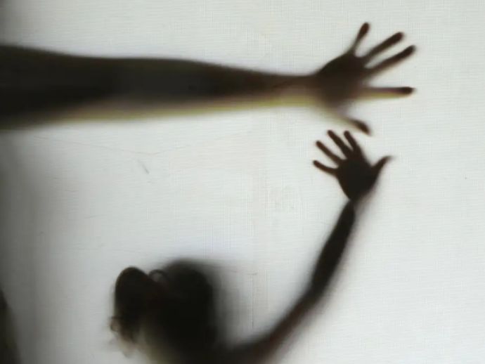 Crian&ccedil;a de tr&ecirc;s anos &eacute; abusada sexualmente no Ibura e m&atilde;e afirma que o suspeito &eacute; o vizinho