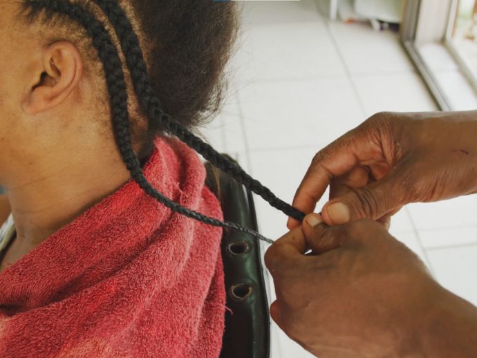 Ministério do Trabalho passa a reconhecer o trabalho das trancistas como profissão